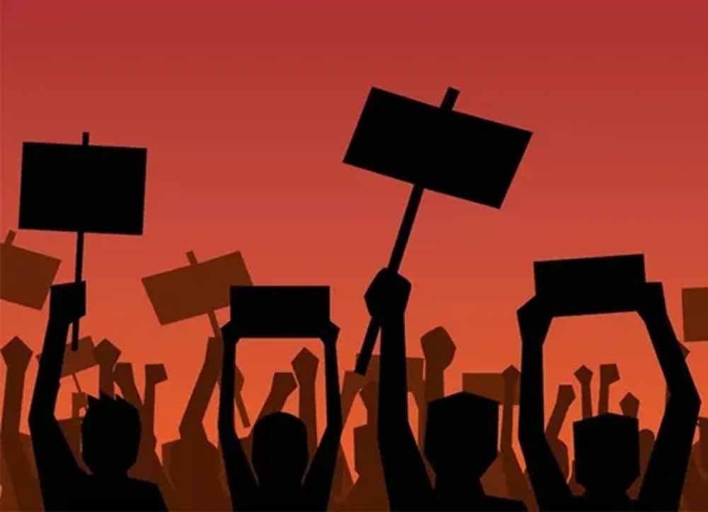 पांच महीने से वेतन अटका, 30 हजार स्वास्थ्य कर्मियों ने सरकार के खिलाफ खोला मोर्चा