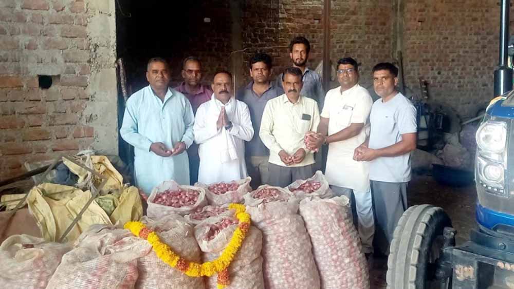 “खेती अब फायदे का नहीं घाटे का सौदा”, किसानों ने प्याज की बोरियों के साथ जताया विरोध