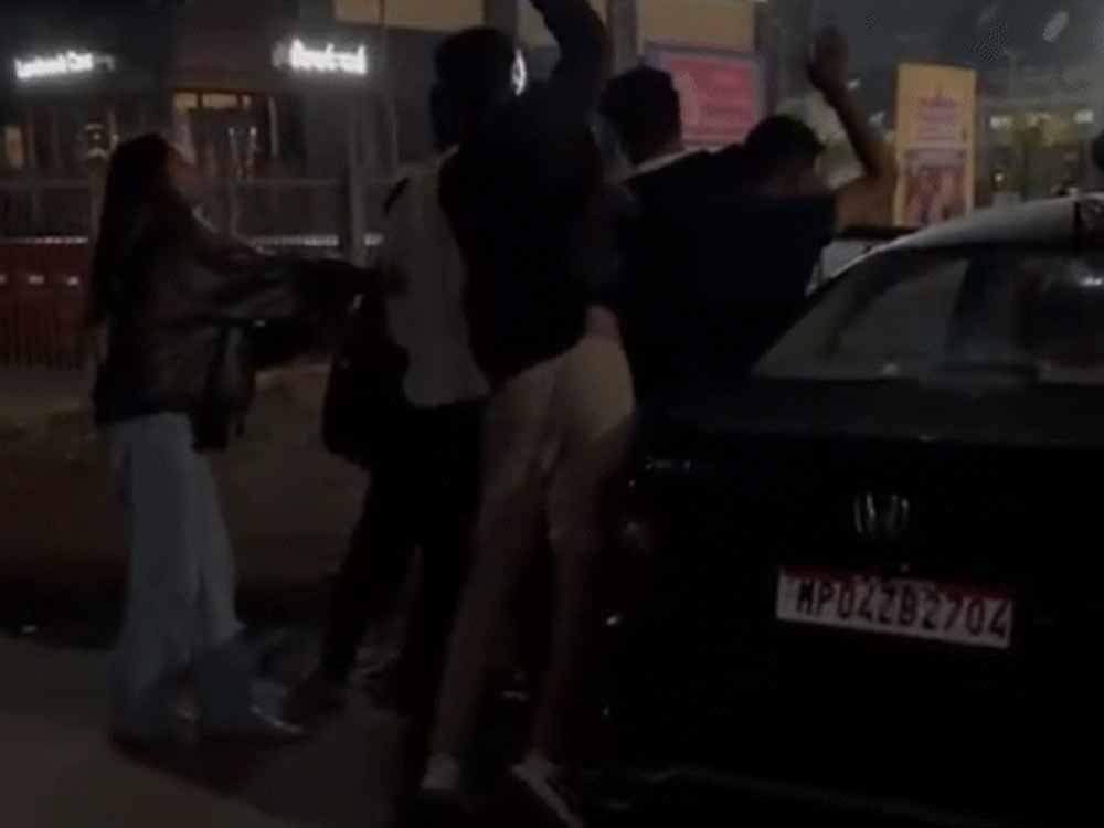 भोपाल में बेकाबू कार का कहर, बर्थडे सेलिब्रेशन के बाद युवकों ने मचाया उत्पात