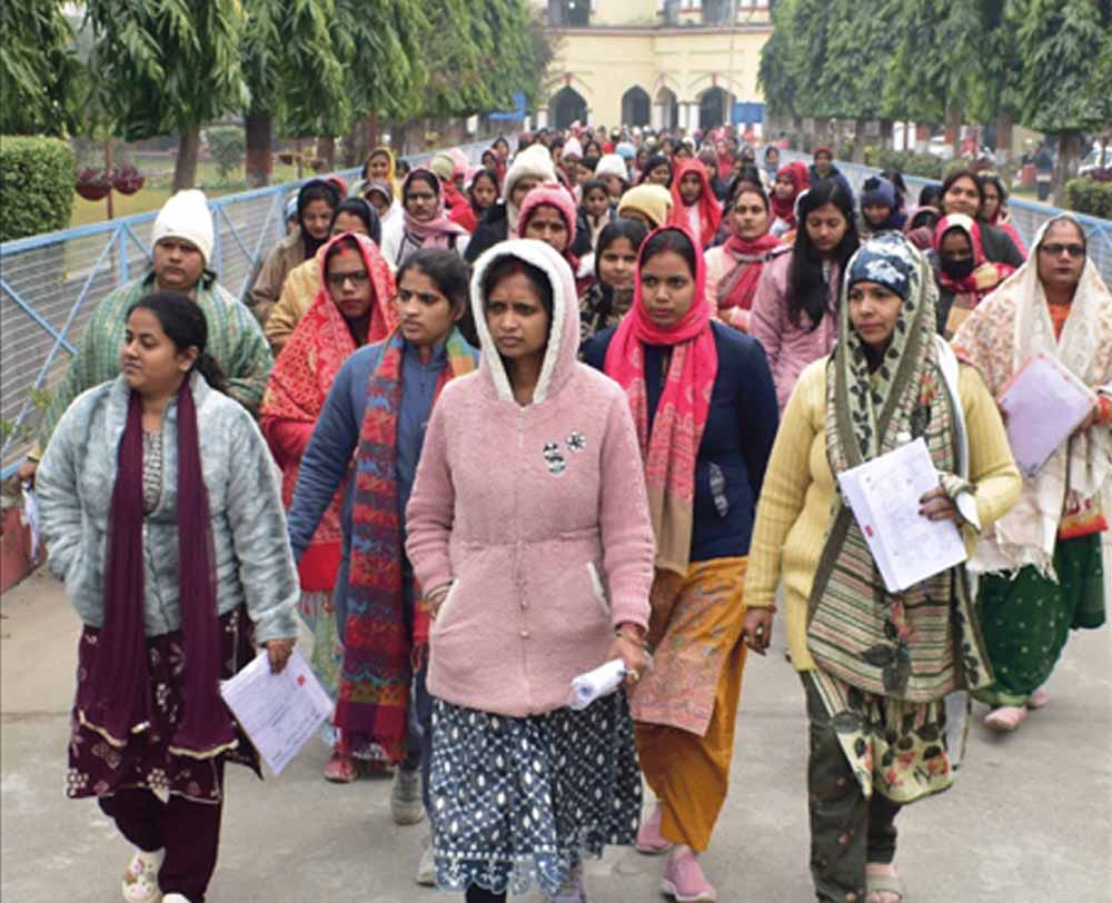 UPSC Prelims: जलती सड़क, नंगे पैर अभ्यर्थी और लंबा पेपर; परीक्षा केंद्रों पर दिखा संघर्ष