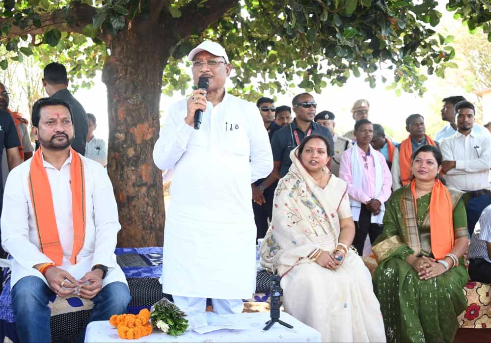 पेड़ों की छांव तले जनसंवाद: सरोधी में सीएम ने सीधे सुनी लोगों की समस्याएं”