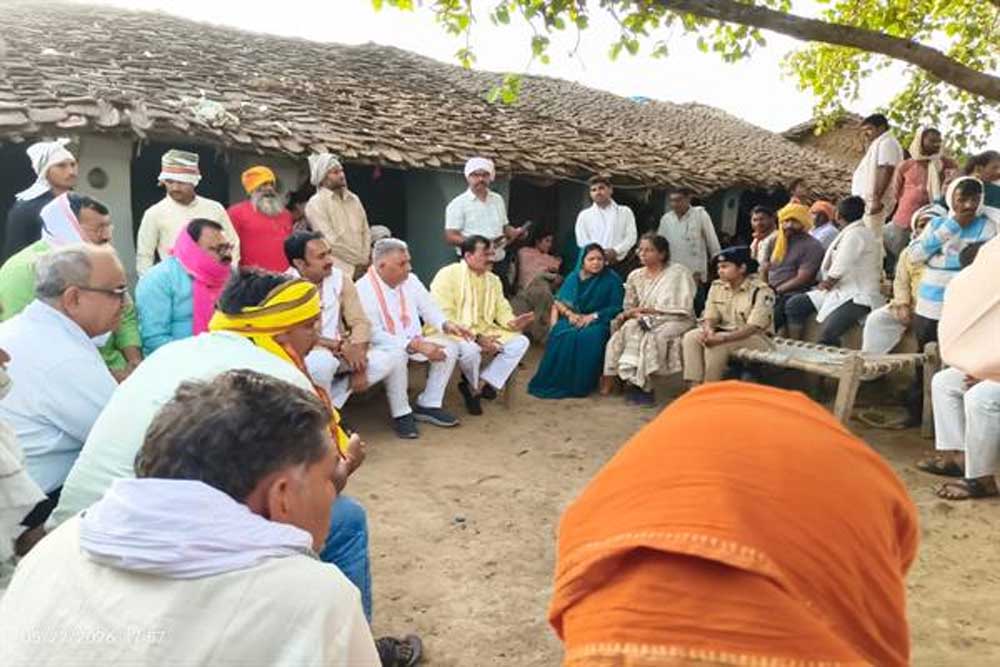 कुआं हादसे पर संवेदना व्यक्त करने पहुंचे मंत्री परमार, प्रभावित परिवारों को सहायता का आश्वासन