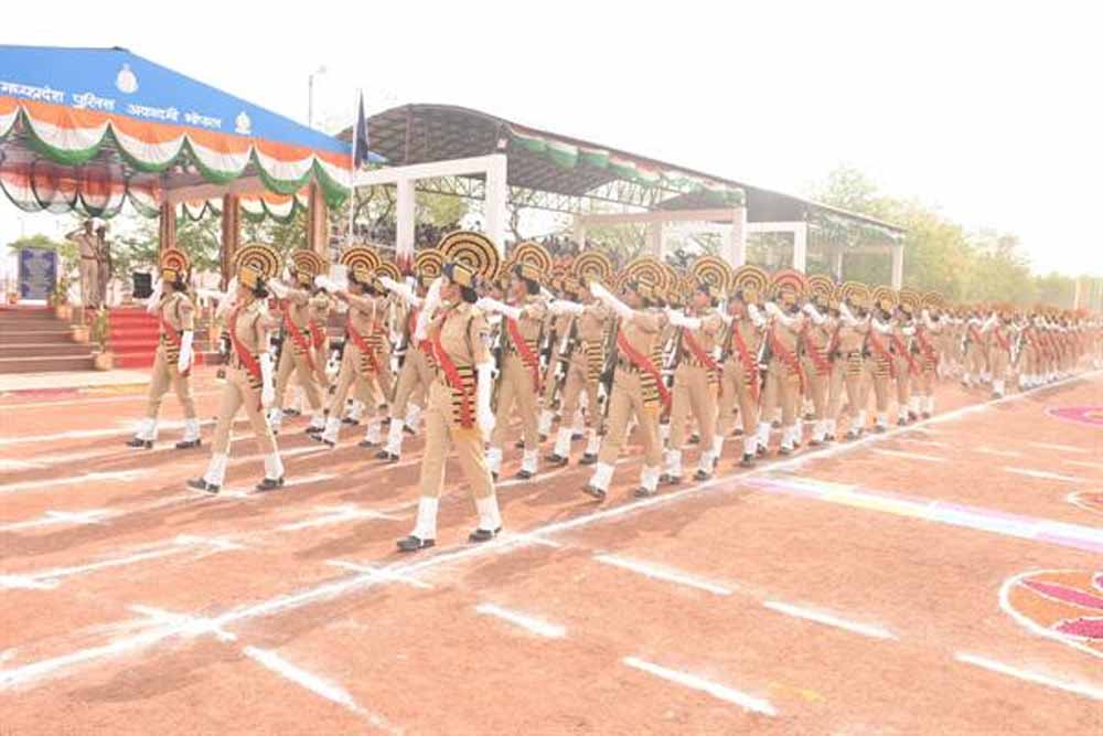 521 नव आरक्षकों ने राष्ट्रध्वज एवं संविधान को साक्षी मानकर ली शपथ