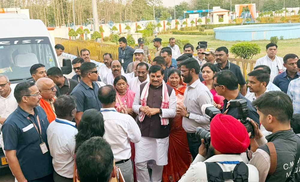 न कारकेड, न विशेष काफिला… बड़ी सादगी से लोगों के बीच पहुंचे मुख्यमंत्री