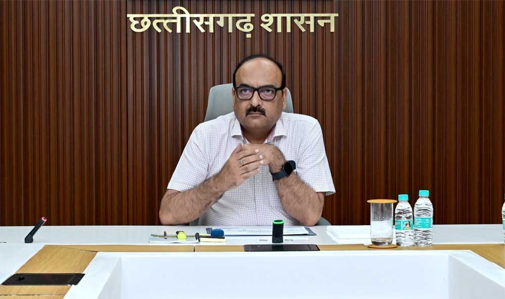 बिलासपुर में वर्किंग वुमेन हॉस्टल और मोबाइल कनेक्टिविटी परियोजनाओं में तेजी लाने के निर्देश