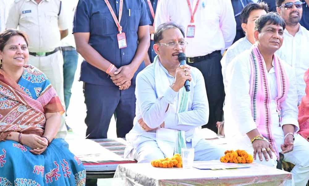 गांव की चौपाल में पहुंचे मुख्यमंत्री Vishnu Deo Sai, आमजन से सीधा संवाद कर जाना हालचाल
