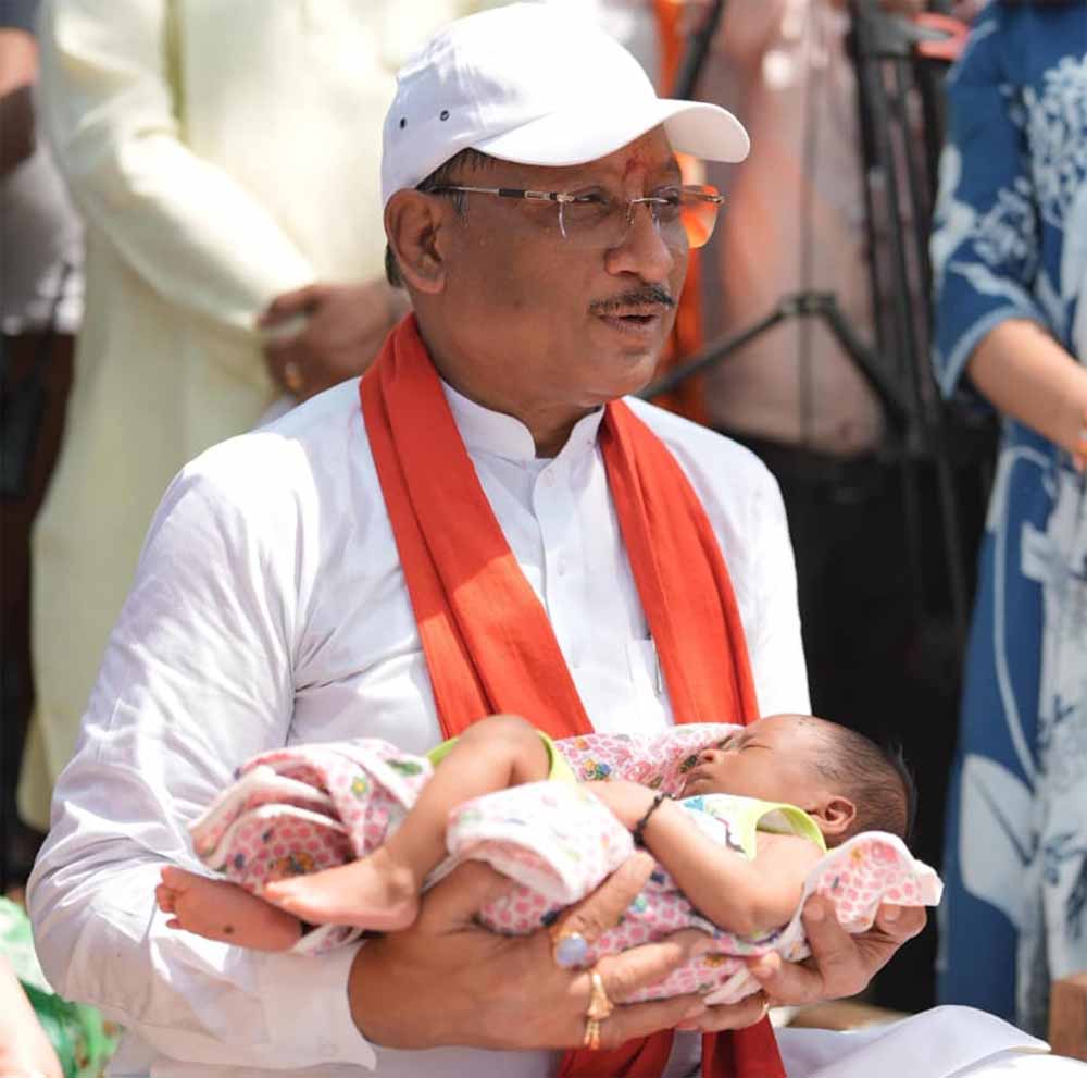 एक माह के नवजात का मुख्यमंत्री ने किया नामकरण, रविशंकर नाम से गूंजा गांव का आंगन