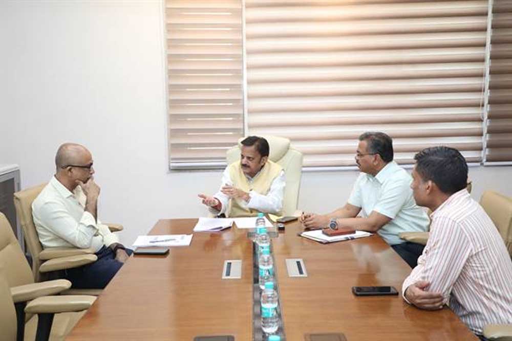 आम जनता को बेहतर इलाज उपलब्ध कराने प्रशासन को निर्देश