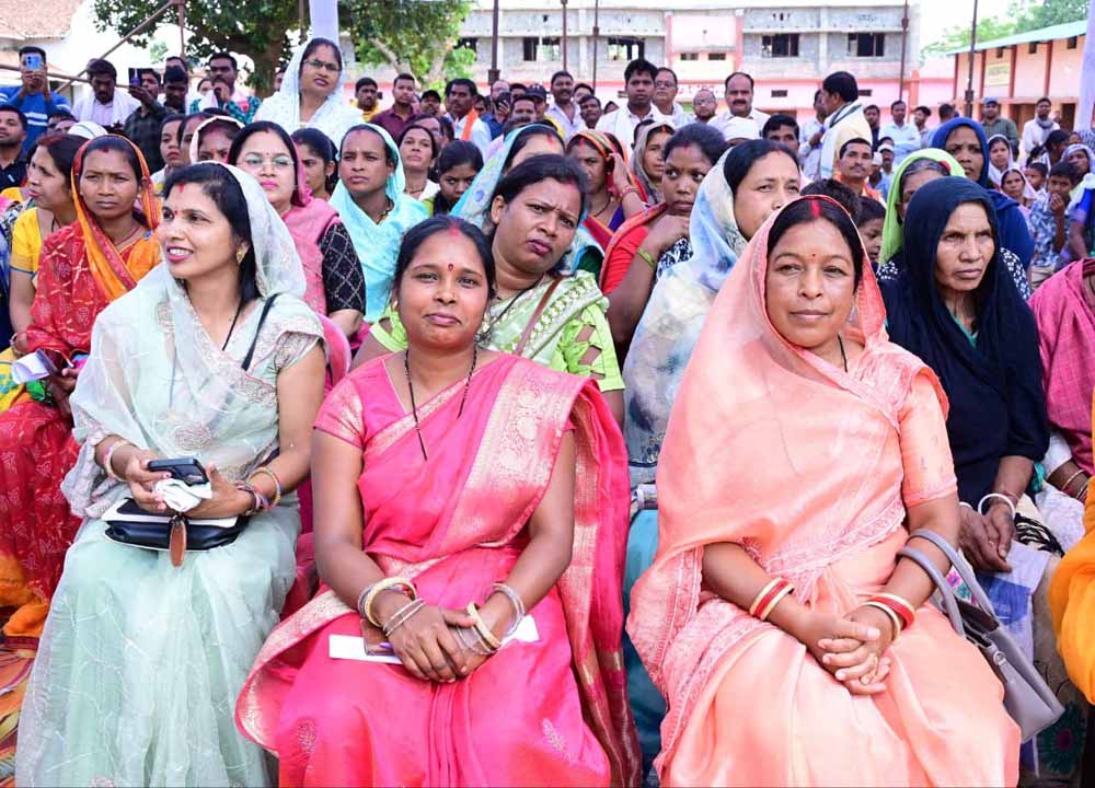 बिना पूर्व सूचना पहुंचे मुख्यमंत्री साय, सिलमा गांव में हेलीकॉप्टर लैंडिंग से बढ़ी हलचल