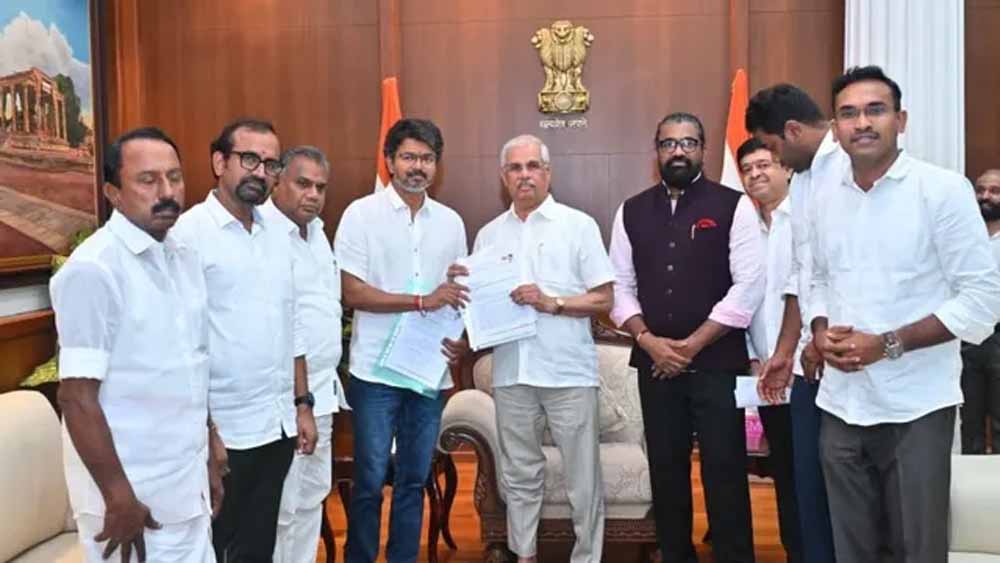 तमिलनाडु की राजनीति में बड़ा उलटफेर, विजय ने पेश किया सरकार बनाने का दावा