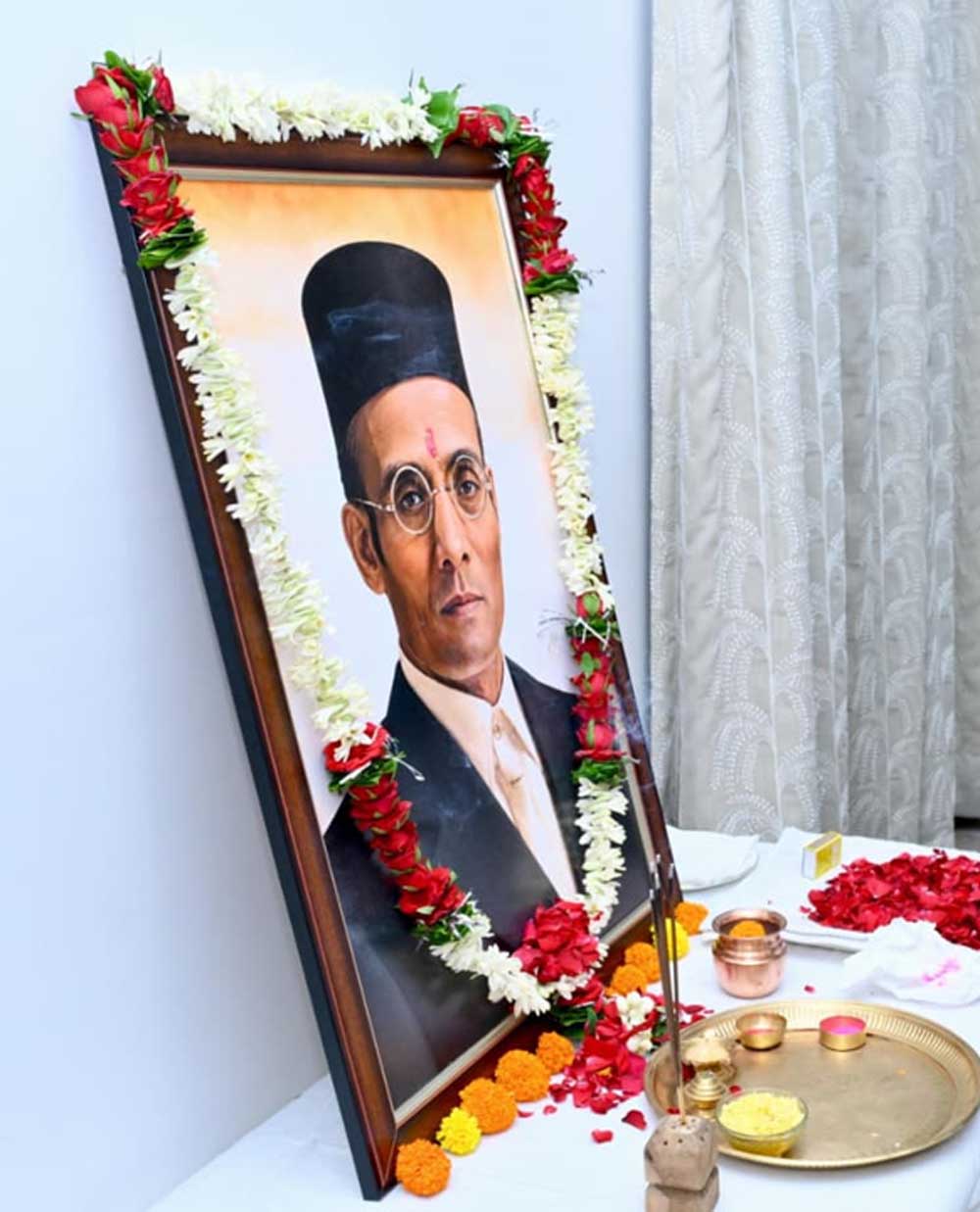 वीर सावरकर जयंती पर मुख्यमंत्री का नमन, युवाओं से उनके आदर्श अपनाने की अपील