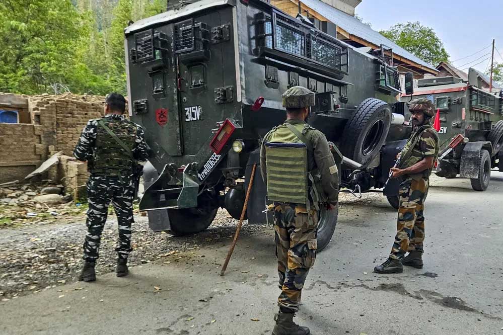 श्रीनगर में अलर्ट के बीच कार्रवाई: चेकिंग के दौरान 2 संदिग्ध गिरफ्तार, LeT से जुड़े पोस्टर बरामद