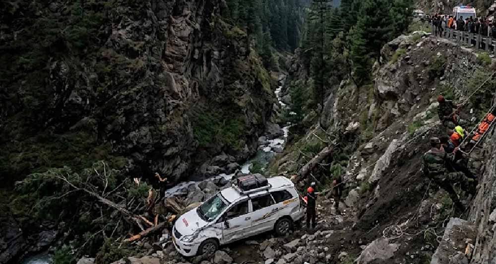 जम्मू-कश्मीर के पहलगाम में दर्दनाक सड़क हादसा, पर्यटकों से भरी गाड़ी खाई में गिरी