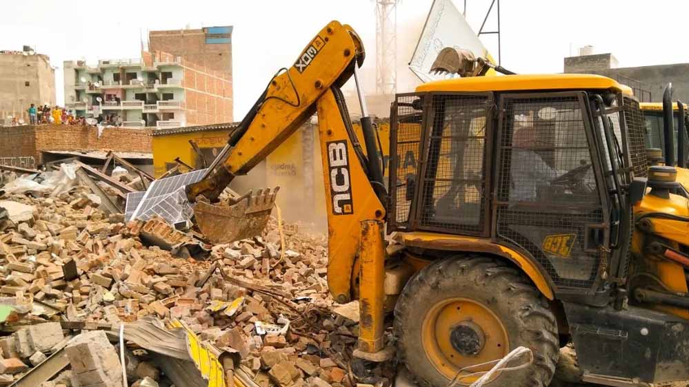 बहराइच में गरजा बुल्डोजर, मदरसा समेत कई अवैध दुकानों पर चली कार्रवाई