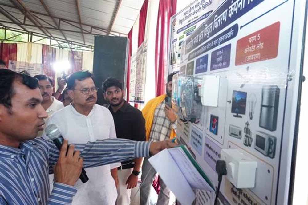 सम्पर्क अभियान: 2026 का शुभारंभ करने इलेक्ट्रिक दोपहिया वाहन से पहुंचे ऊर्जा मंत्री