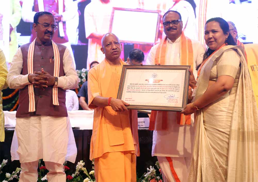 मुख्यमंत्री योगी आदित्यनाथ ने लोकभवन में युवाओं को दिया नियुक्ति पत्र