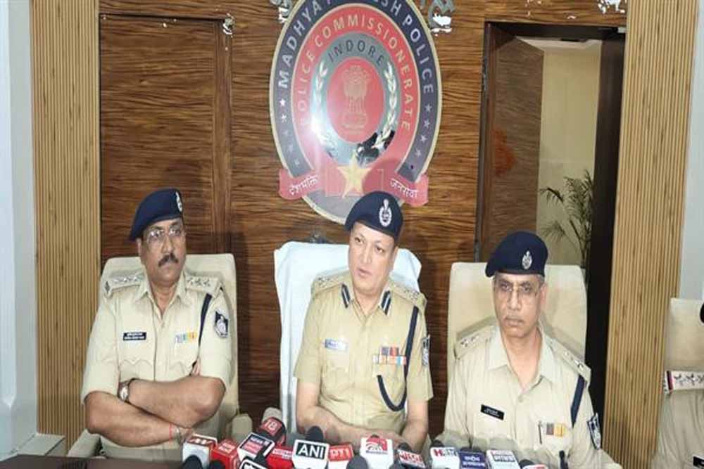 2335 ऑनरेक्श कफ शीशी तथा 125 नग नशीले इंजेक्शन भी जब्त