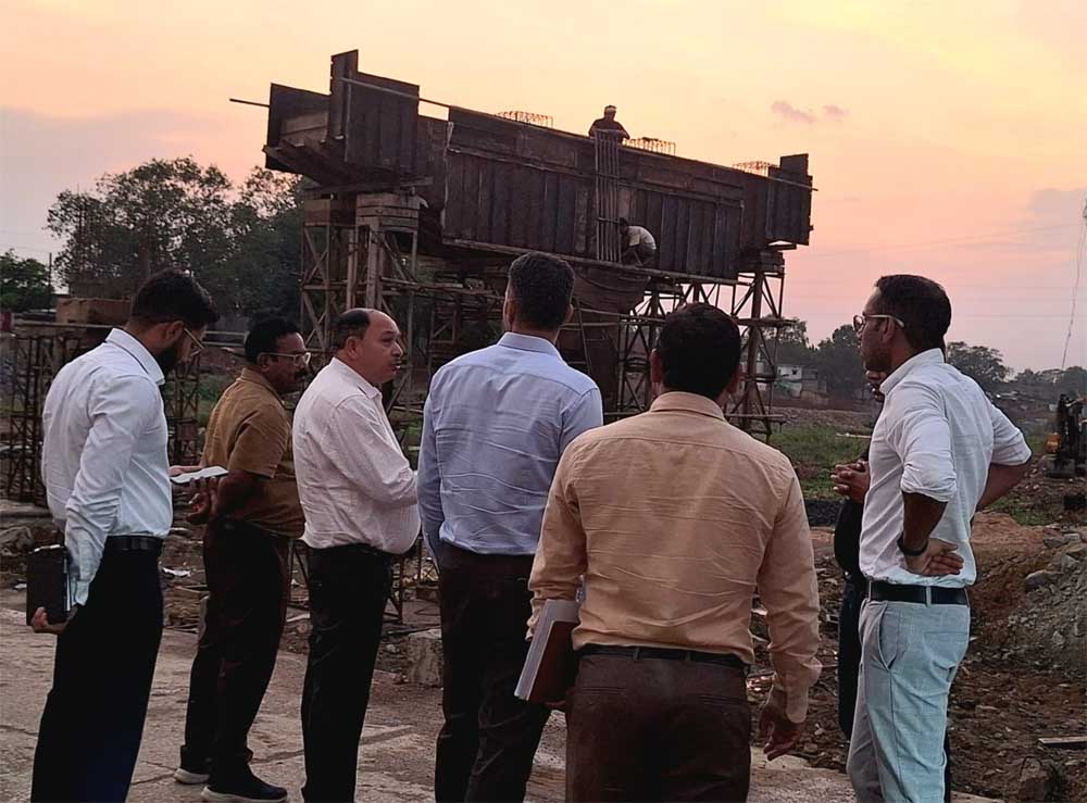 विभागीय अधिकारियों की बैठक लेकर सड़क और भवन निर्माण कार्यों की समीक्षा की