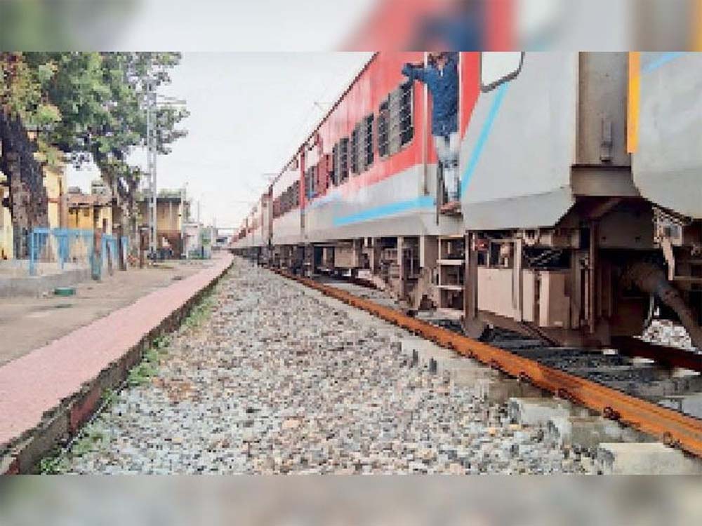 करोड़ों खर्च फिर भी खतरा बरकरार: ट्रेन और प्लेटफॉर्म के बीच बढ़ी खतरनाक दूरी