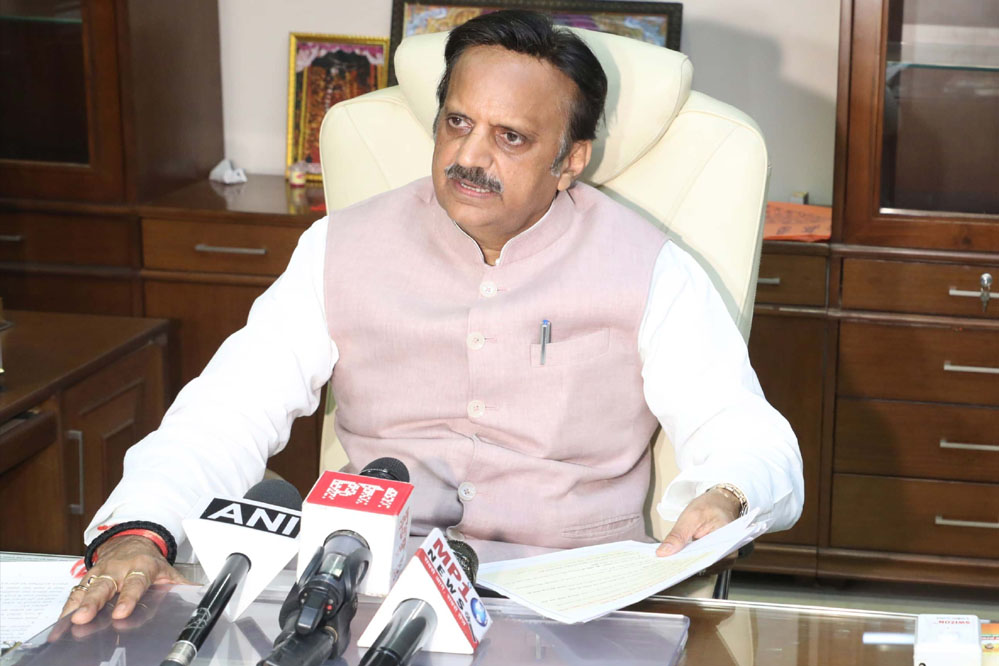 अस्पतालों और स्वास्थ्य परियोजनाओं की प्रगति पर उप मुख्यमंत्री शुक्ल सख्त, अधिकारियों को दिए अहम निर्देश