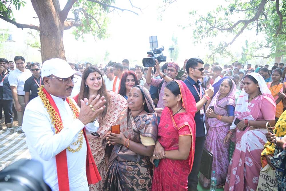 मेधावी विद्यार्थियों को मुख्यमंत्री का मिला आशीर्वाद और प्रोत्साहन
