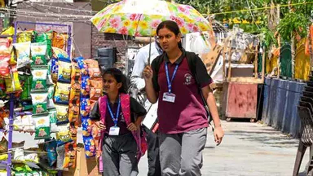 हीटवेव का कहर: दिल्ली सहित कई राज्यों में स्कूल बंद, टाइमिंग में भी बदलाव