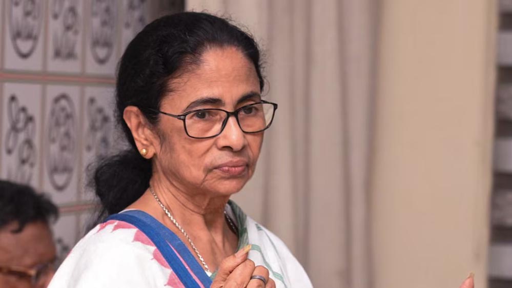 बंगाल की राजनीति में हलचल, ममता बनर्जी ने बागी विधायकों पर चलाया बड़ा डंडा