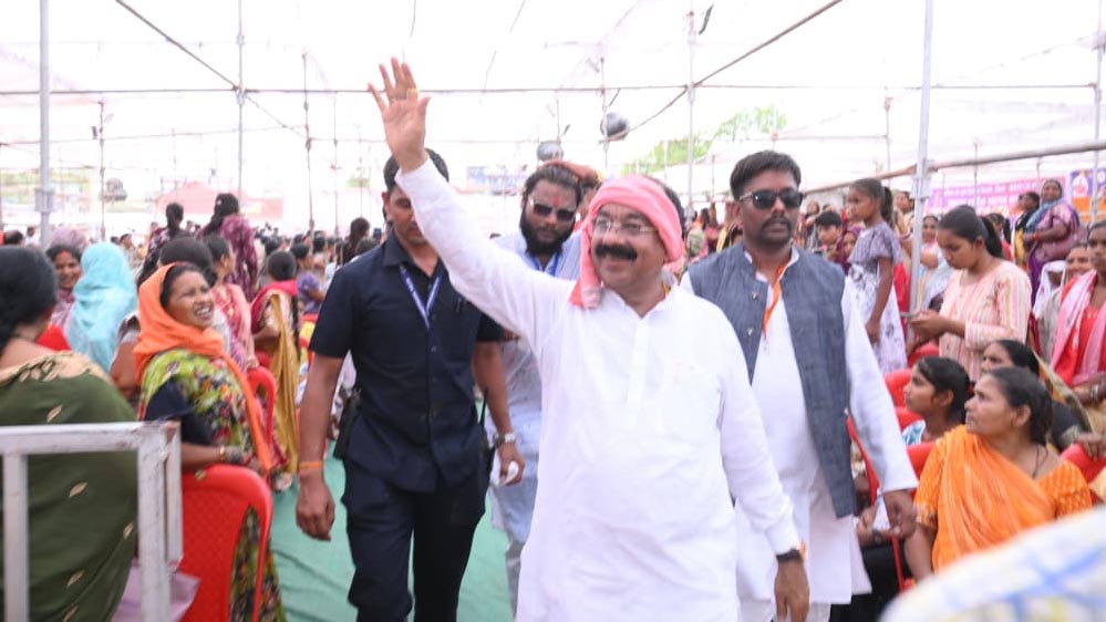 राजनीति में अनोखी मिसाल: विधायक दूल्हे की बैलगाड़ी हांकते दिखे डिप्टी सीएम अरुण साव