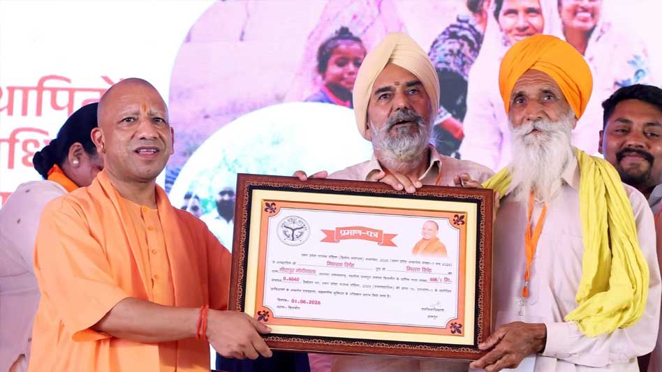 मुख्यमंत्री के हाथों योजनाओं के हितग्राहियों को मिली बड़ी सौगात, चाबी से लेकर सम्मान तक किया वितरण