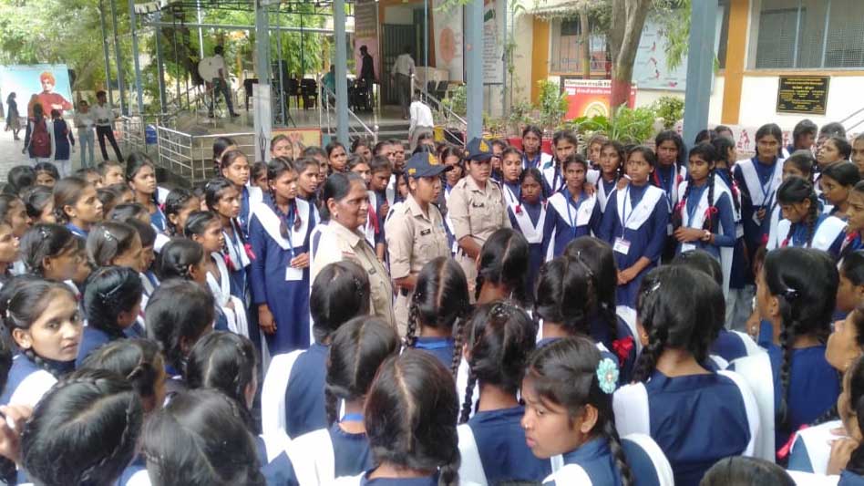 जनजातीय छात्राओं में जागरूकता बढ़ाने की पहल, सुरक्षा और अधिकारों को लेकर चलाया जा रहा अभियान
