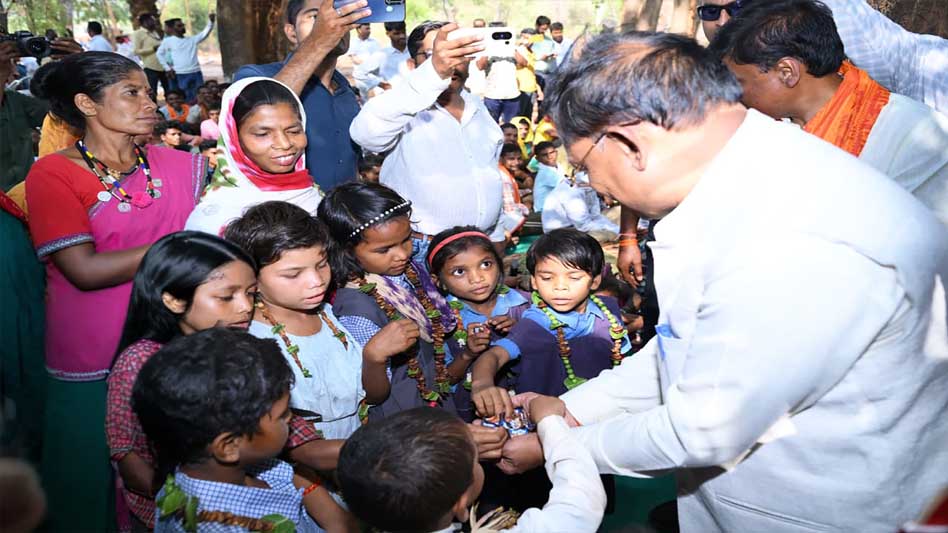 गारपा पहुंचे मुख्यमंत्री विष्णु देव साय, बच्चों और महिलाओं से मुलाकात कर जाना हालचाल