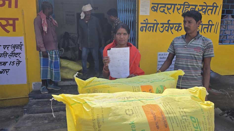 किसान हितैषी पहल का असर: खरीफ तैयारी में जुटे किसानों को समय पर मिल रहा खाद, महिला किसान ने CM साय को कहा धन्यवाद