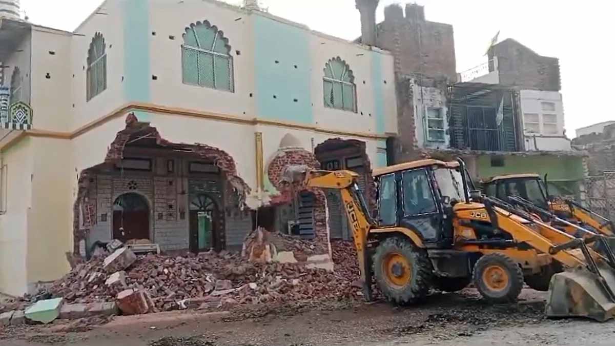 काशी स्टेशन अपग्रेडेशन के लिए बड़ा एक्शन, रेलवे भूमि से हटाए गए निर्माण