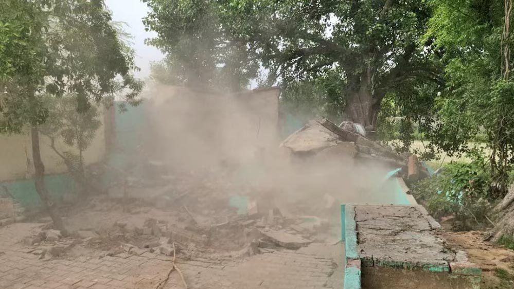 संभल में बड़ी कार्रवाई: खेड़ेश्वर महादेव मंदिर के पास कथित अवैध मजार जमींदोज