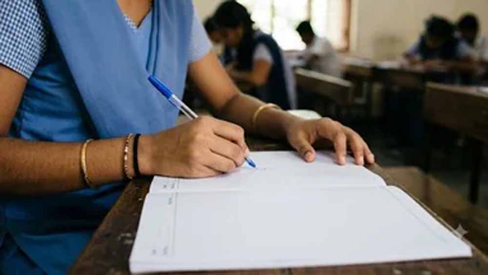 अच्छे नंबरों के लिए छात्रा की अनोखी अपील, कॉपी में लिखी अपनी मजबूरी