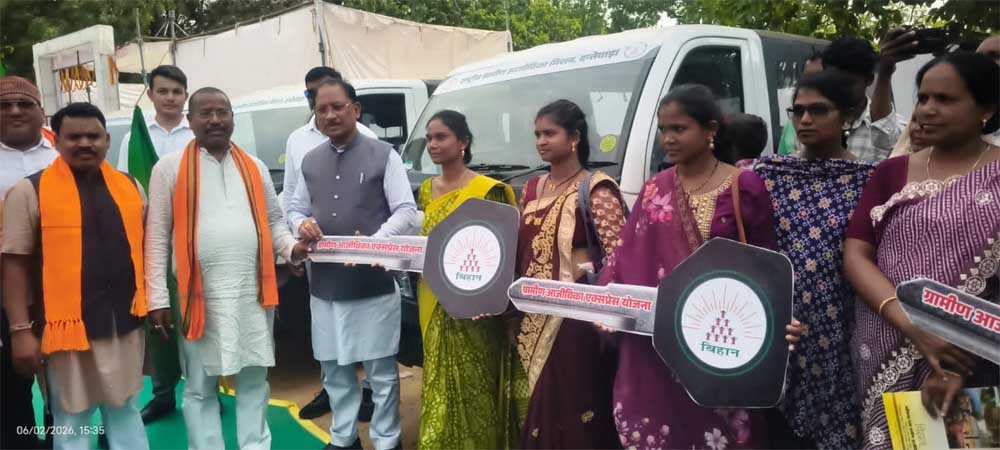 बिहान की दीदियां बनेंगी आत्मनिर्भर, मुख्यमंत्री ने सौंपे आजीविका ग्रामीण एक्सप्रेस योजना के वाहन