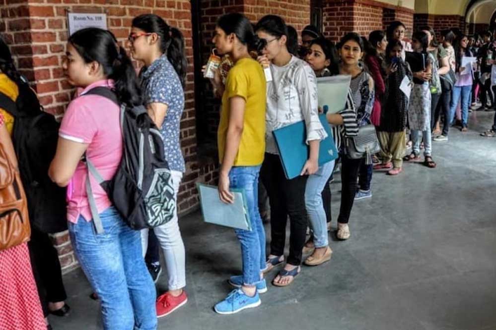 शिक्षा व्यवस्था होगी हाईटेक, कंपनियों की डिजिटल जांच और AI आधारित पढ़ाई पर जोर
