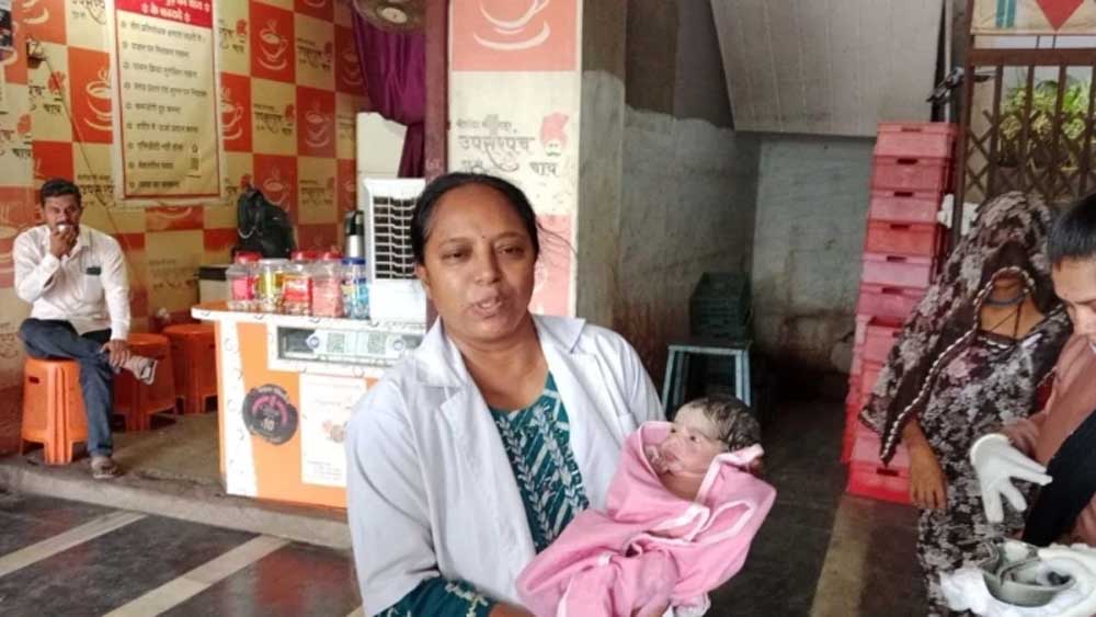 खरगोन में मानवता की मिसाल: शौचालय में प्रसव पीड़ा से तड़पती महिला ने दिया स्वस्थ शिशु को जन्म