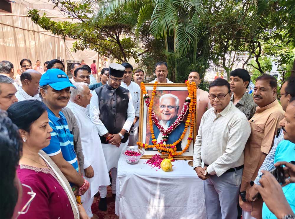‘हर बुजुर्ग पूजनीय है’— कैलाश सारंग जयंती पर विश्वास सारंग ने मनाया मातृ-पितृ दिवस, किया सम्मान